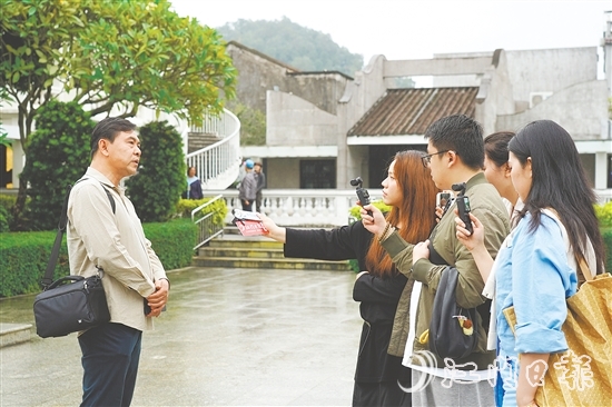 媒體記者在梁?jiǎn)⒊示舆M(jìn)行專題拍攝與深度采訪。