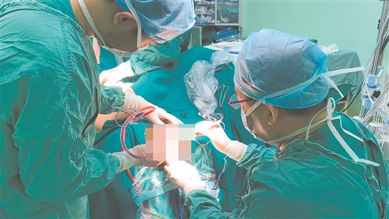 醫(yī)護(hù)人員為患者施行頭部惡性腫瘤切除及部分顱骨切除手術(shù)。