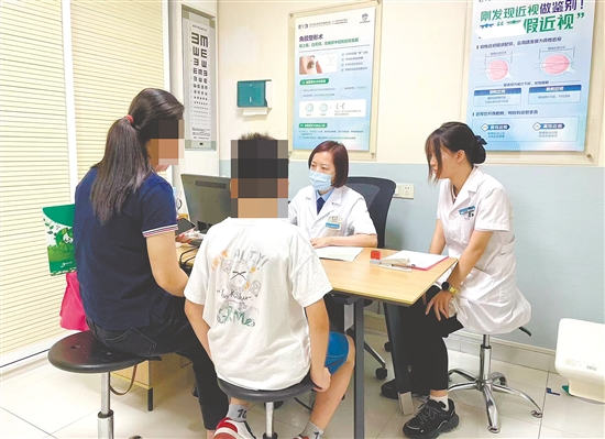 醫(yī)生為近視兒童看診。