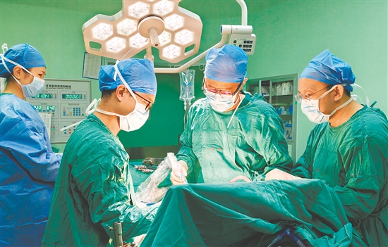醫(yī)生為患者進(jìn)行手術(shù)。