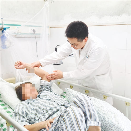 醫(yī)生向患者了解情況。