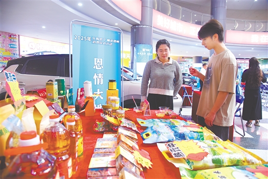 活動(dòng)現(xiàn)場(chǎng)，“恩平優(yōu)品”展區(qū)吸引市民選購(gòu)。
