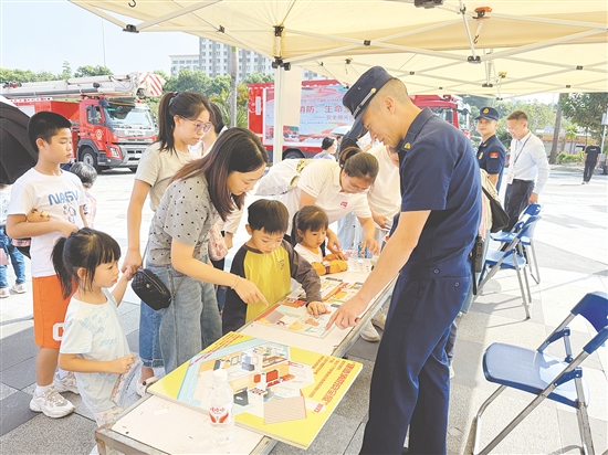 在參與互動(dòng)游戲的過(guò)程中，市民沉浸式學(xué)習(xí)消防知識(shí)。