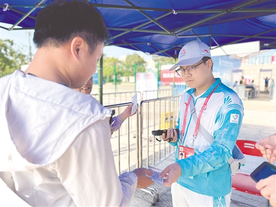 “小海豚”志愿者團(tuán)隊(duì)經(jīng)過嚴(yán)格篩選和系統(tǒng)培訓(xùn)后正式上崗，服務(wù)崗位涵蓋跟車隨車、頒獎(jiǎng)禮儀、場地服務(wù)、反興奮劑檢查、安保安檢、功能區(qū)引導(dǎo)、通用接待以及酒店服務(wù)八大核心領(lǐng)域。