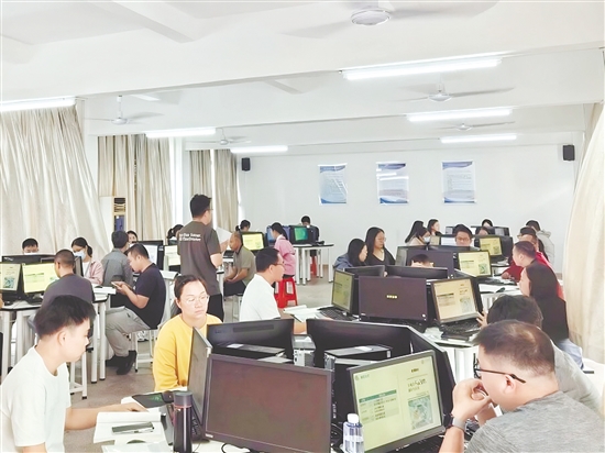 培訓采用“理論講解+實戰(zhàn)操作”相結(jié)合的方式。