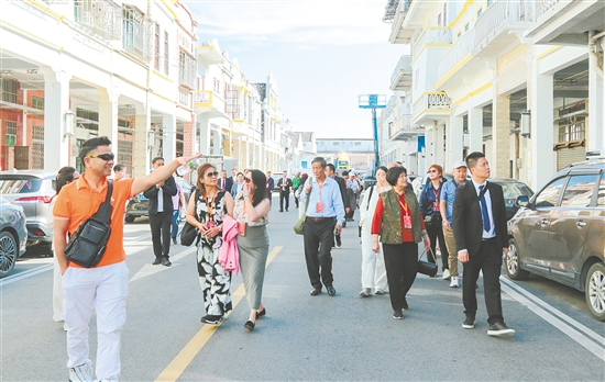 大會期間，沖蔞鄉(xiāng)親們參觀圩鎮(zhèn)，見證家鄉(xiāng)發(fā)展新貌。