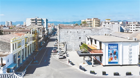 這座由舊糧倉改造而成的綜合性文化空間成為沖蔞鎮(zhèn)的新地標(biāo)。