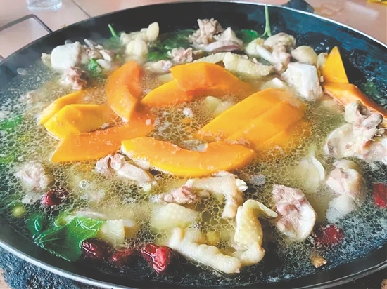 茶山水浸雞是來到茶山必點的招牌菜。