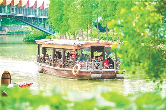 游客乘坐游船穿梭于水鄉(xiāng)之間，盡享“泛舟碧波上，人在畫中游”的詩情畫意。