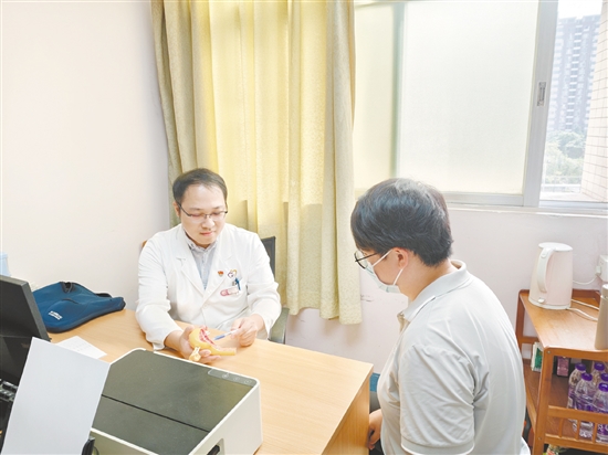 醫(yī)生為患者科普子宮肌瘤知識。