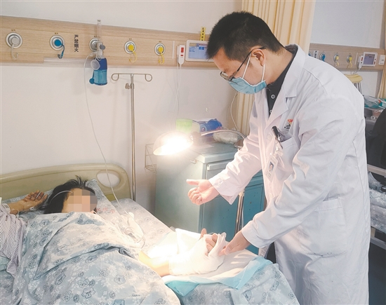 醫(yī)生查看患者情況。