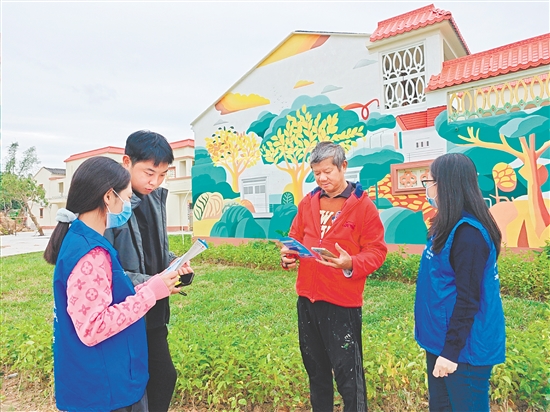 社保志愿者向群眾講解社保政策。