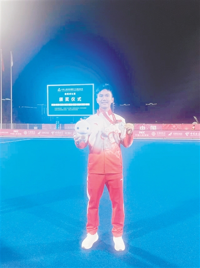 李榮亮助力廣東隊(duì)獲得男子曲棍球銀牌。