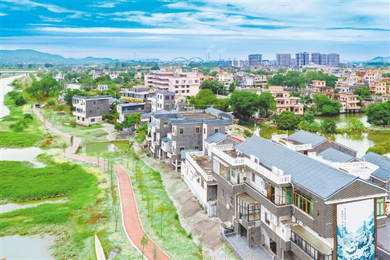 雙橋圩32間農(nóng)房實施外立面美化提升，盡顯水鄉(xiāng)韻味。