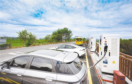 雙橋村新建停車場，并在停車場上安裝充電樁，方便群眾和游客進行車輛電力補給。