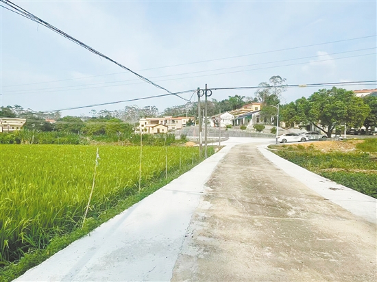 村道拓寬，村民出行更安全。