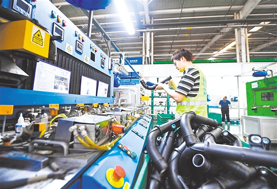 工作人員在位于天津濱海新區(qū)中塘鎮(zhèn)的天津鵬翎集團股份有限公司生產(chǎn)車間檢查汽車膠管產(chǎn)品。新華社發(fā)