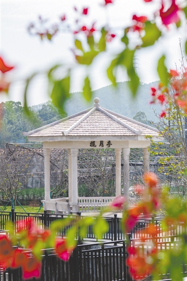 位于櫻花河堤邊上的攬?jiān)峦ぃc攬?jiān)鲁?、大昆侖山和小昆侖山遙相呼應(yīng)。