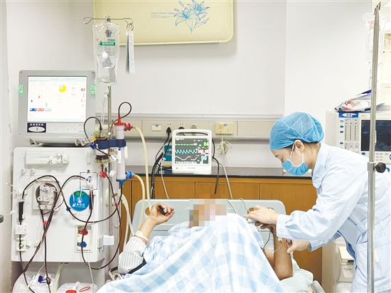 患者接受血液凈化治療。