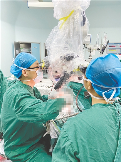 醫(yī)生對患者進(jìn)行手術(shù)。
