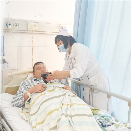 護士對患者進行健康宣教。