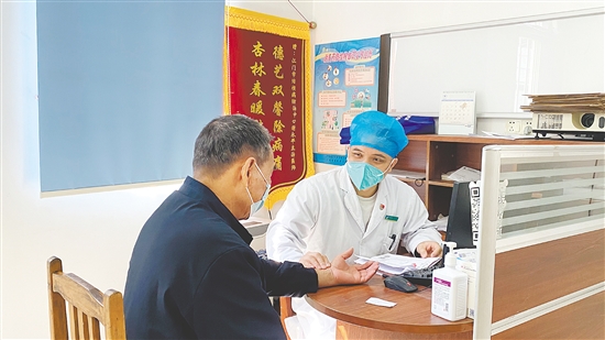 醫(yī)生詢問患者情況。