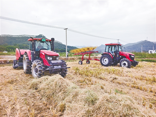 現(xiàn)場展示的新式農(nóng)機(jī)打捆機(jī)和摟草機(jī)引人注目。