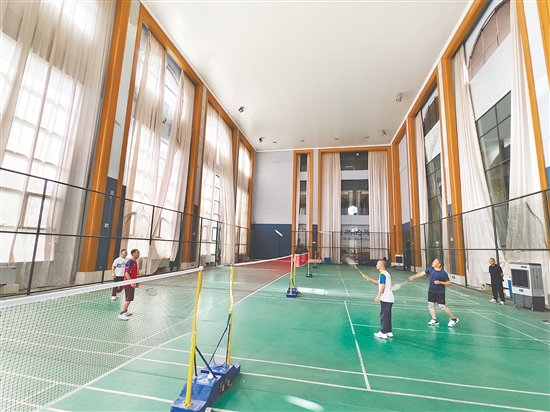 不少東北老年人喜歡到恩平過冬，他們一起運(yùn)動(dòng)、打牌、泡溫泉，生活自在而充實(shí)。