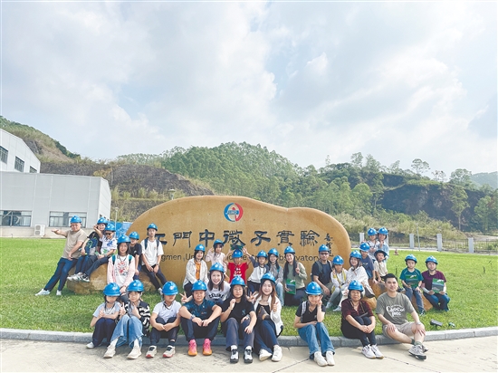 親子家庭到江門中微子實(shí)驗(yàn)室開展研學(xué)活動(dòng)。