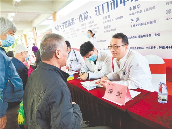 專家們細致詢問病史、查看檢查報告，為市民制訂個性化診療方案。