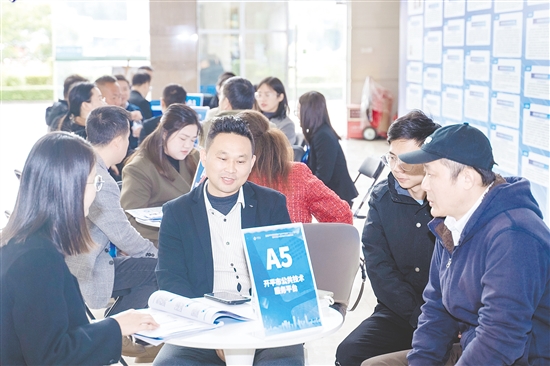 專家學(xué)者與企業(yè)代表面對面交流。