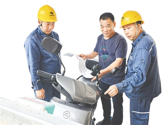 開(kāi)平供電局組織人員到小區(qū)開(kāi)展電動(dòng)自行車充電安全科普宣傳。