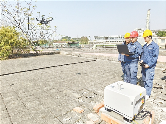 開(kāi)平供電局引入固定機(jī)巢智能巡檢系統(tǒng)，實(shí)現(xiàn)赤坎、塘口鎮(zhèn)架空線路無(wú)人機(jī)巡視100%覆蓋。劉俊豪