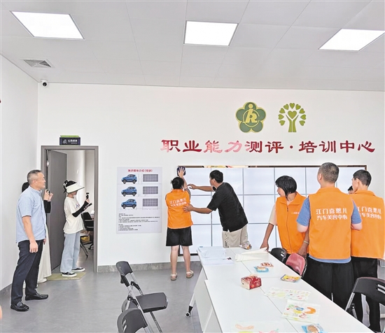 洗車中心負(fù)責(zé)人在對(duì)“喜憨兒”進(jìn)行洗車培訓(xùn)。