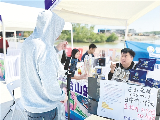 直播過(guò)程中，主播們不僅推介生蠔產(chǎn)品，更同步展示臺(tái)山的海洋風(fēng)光、漁家文化、僑鄉(xiāng)風(fēng)情。