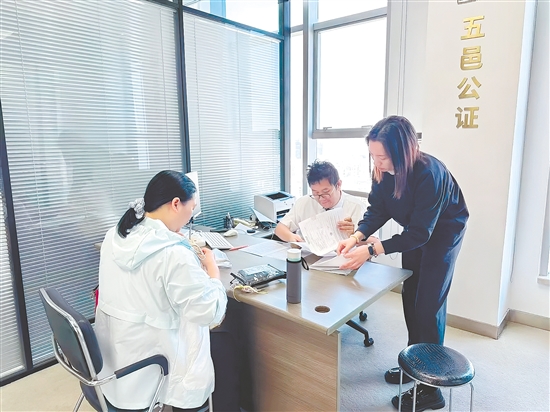 “僑管家”陪同陳小姐辦理相關(guān)業(yè)務(wù)。