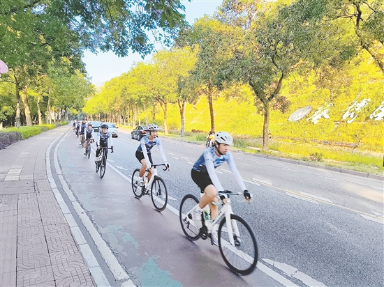 騎行團隊途經(jīng)新會圭峰山。