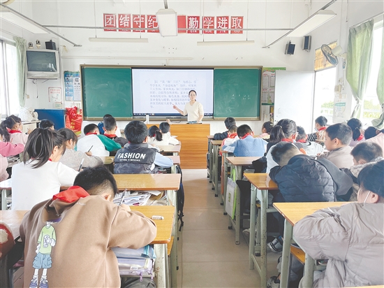 為讓孩子們精準(zhǔn)把握寫作主題與思路，老師在課堂上開展主題講解、思路點(diǎn)撥與技巧指導(dǎo)。