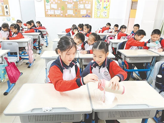 心理課上，老師讓學(xué)生們通過(guò)小游戲體驗(yàn)如何處理合作中的矛盾和沖突。