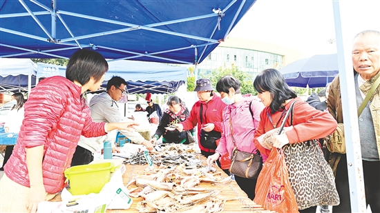 臺城街道創(chuàng)新治理思路，變“堵”為“疏”，盤活閑置地打造臨時圩期市場。