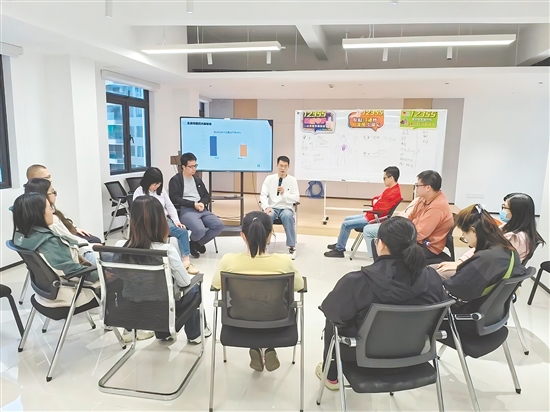 體驗營創(chuàng)新采用角色模仿等互動方式，帶領(lǐng)親子家庭開展體驗式學(xué)習(xí)。