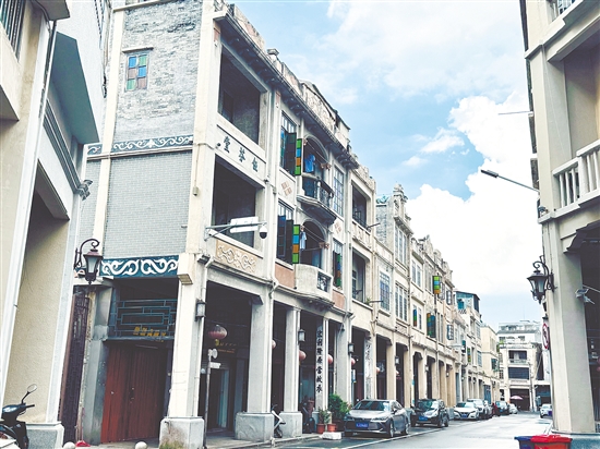 隨著電影《捕風追影》火熱上映，臺山臺城歷史文化街區(qū)的華僑建筑走進大眾視野，備受關注。