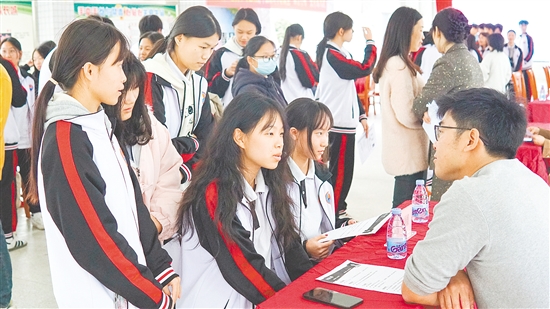 學生參加人才供需見面會，大膽推介自己。