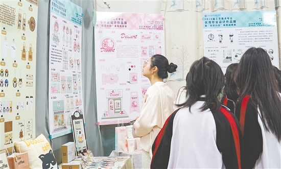 學校美育成果展吸引了眾多師生參觀。