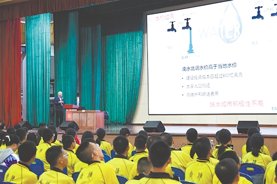 院士通過科普講座，為青少年講述前沿科學知識。