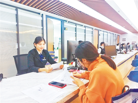 蓬江區(qū)推動政務(wù)服務(wù)窗口暖心升級，將“不打烊”服務(wù)事項(xiàng)從最初的752項(xiàng)擴(kuò)容至901項(xiàng)。市民辦理業(yè)務(wù)更加方便。