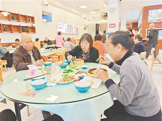 長(zhǎng)者在干凈明亮的環(huán)境中享受美味餐食。