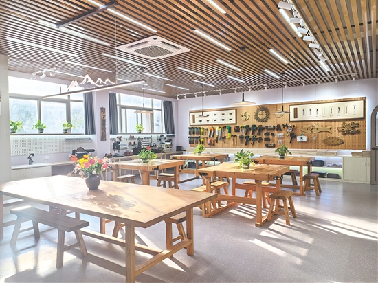 為了保證木藝教學活動的開展，鶴山市碧桂園學校精心打造了一間古色古香的木藝工坊。