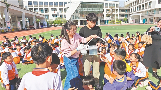 教師為大家展示多個(gè)科學(xué)實(shí)驗(yàn)表演，點(diǎn)燃學(xué)生們探索科學(xué)奧秘的熱情。