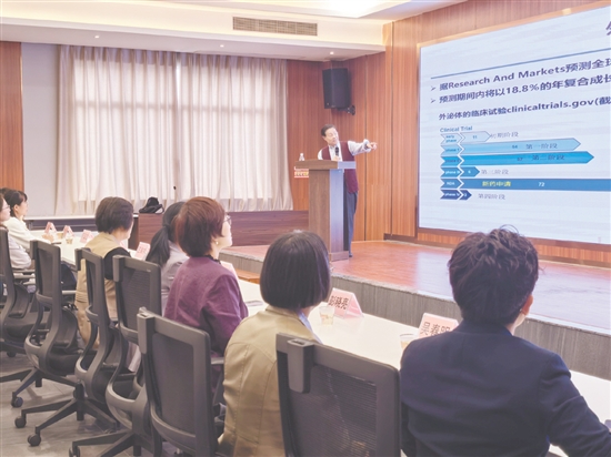 12月1日，中國(guó)科學(xué)院院士、分析化學(xué)領(lǐng)域權(quán)威專家張玉奎受邀到新會(huì)，面向陳皮產(chǎn)業(yè)從業(yè)者及科研人員，就提升新會(huì)柑果肉綜合利用水平進(jìn)行前沿技術(shù)分享。